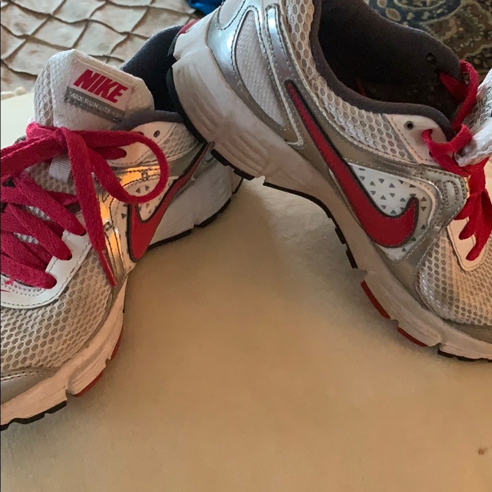 Nike Air Max women’s Tennis Shoes - Picture 3 of 4